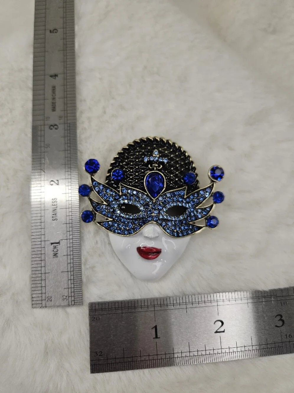 NWOT Blue And White Masquerade Mask Brooch